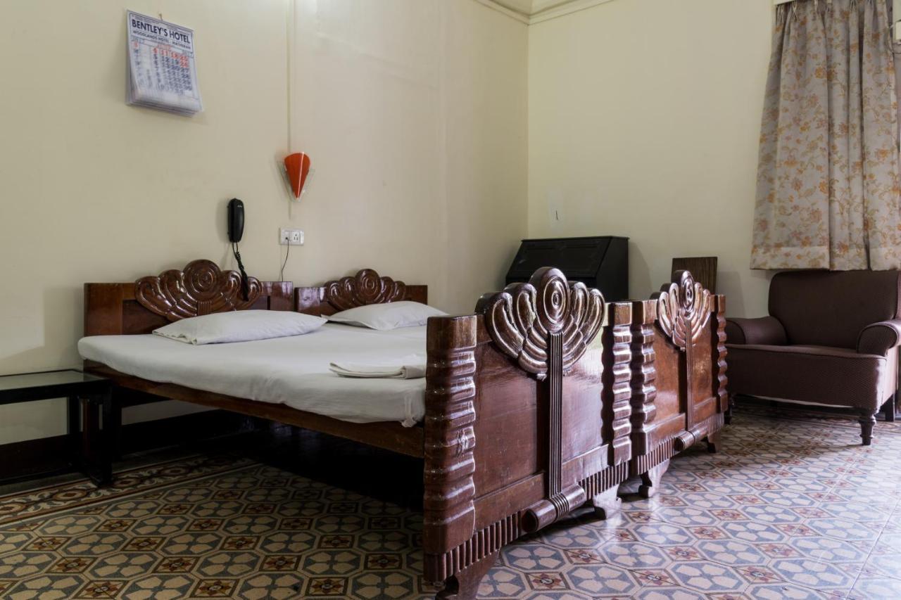 Bentleys Hotel Mumbai Exterior foto
